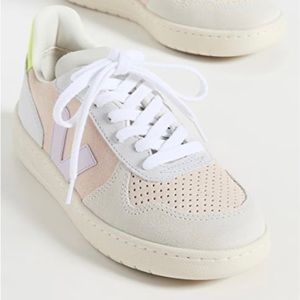 NWT 👟 Veja V-10 Sneakers